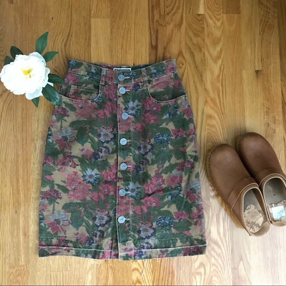 Vintage Floral Jean Skirt with Buttons - Picture 3 of 8